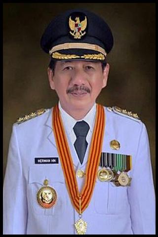 Famous People with surname Hn