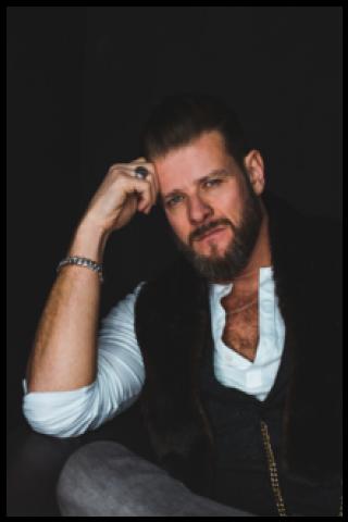 Famous People with surname Kamar&aacute;s